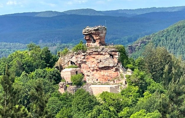 Burgruine Drachenfels-Bundsandstein-Felsen gebaut